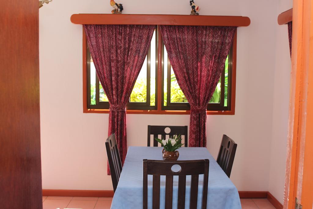 Veronic Self-Catering Guest House ลาดิก ห้อง รูปภาพ